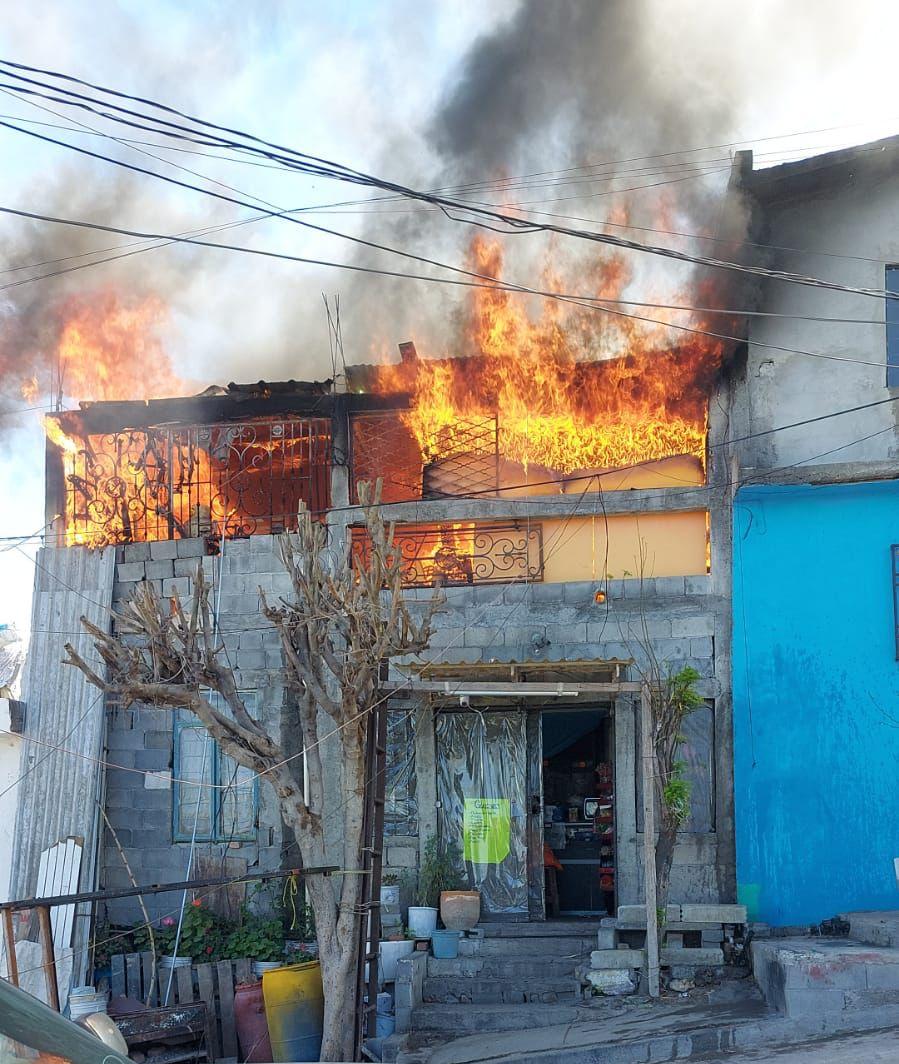Mueren tres menores y mujer por incendio de casa en Escobedo