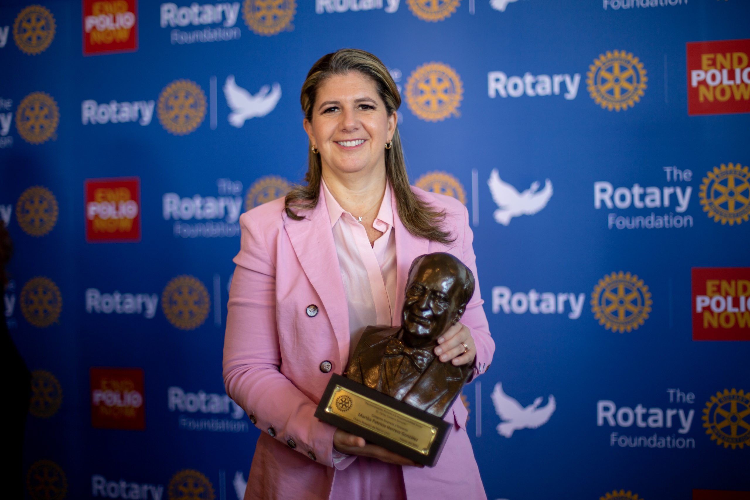 Recibe Martha Herrera reconocimiento a la responsabilidad social “Dr. Carlos Canseco González”