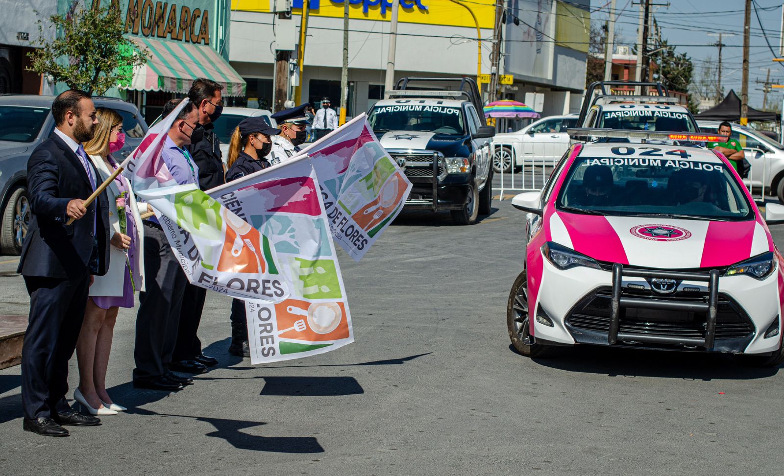 Entrega Alcalde de Ciénega de Flores 2 Patrullas Mujer Segura