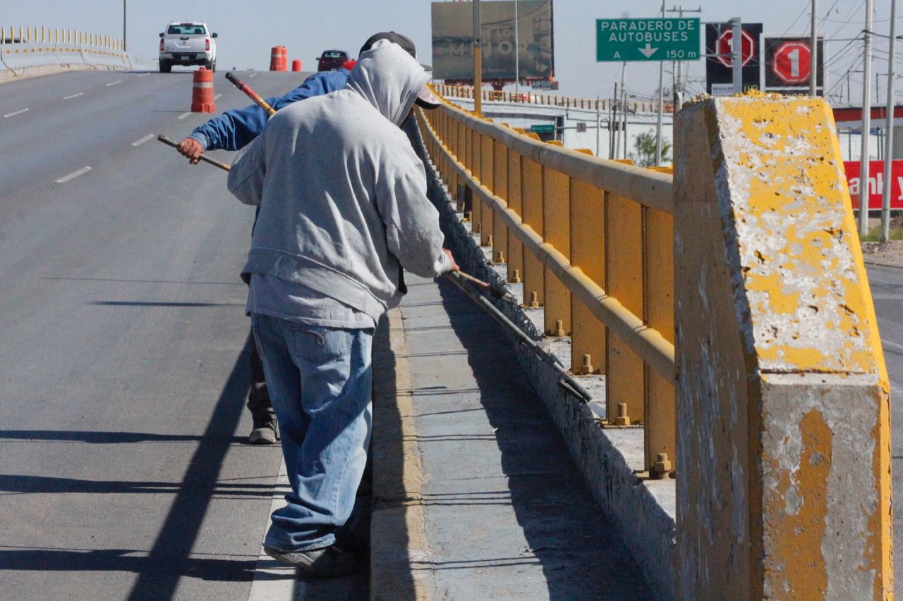 Continúan labores de mantenimiento en puentes de Torreón