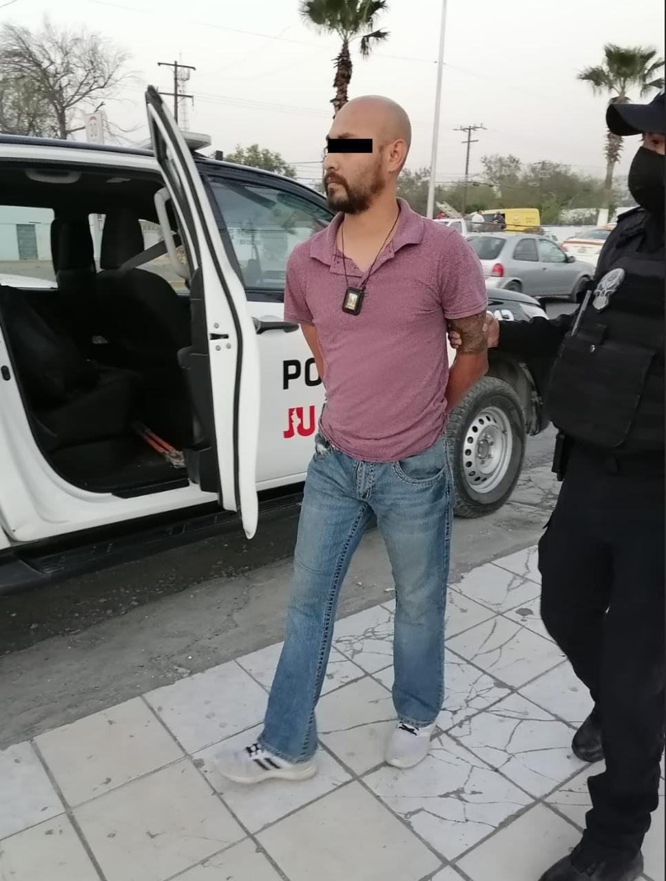 Detienen a tres personas que circulaban a bordo de un vehículo con reporte de robo en la colonia Garza y Garza en Juárez, N.L.