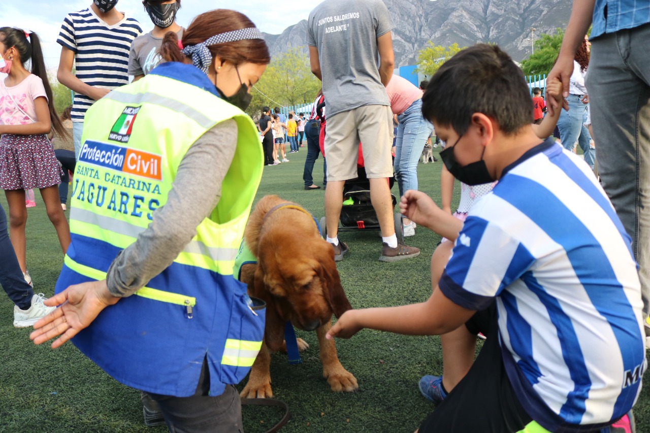 Llevan actividades recreativas a Colonias de Santa Catarina