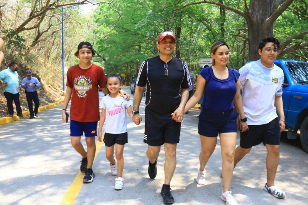 Disfruta Lalo Gattás y su familia Semana Santa en Los Troncones