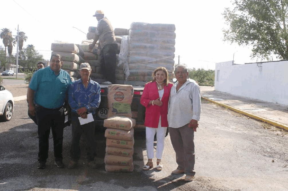Diana Haro acudió a entrega de cemento a beneficiarios de Mejora Coahuila