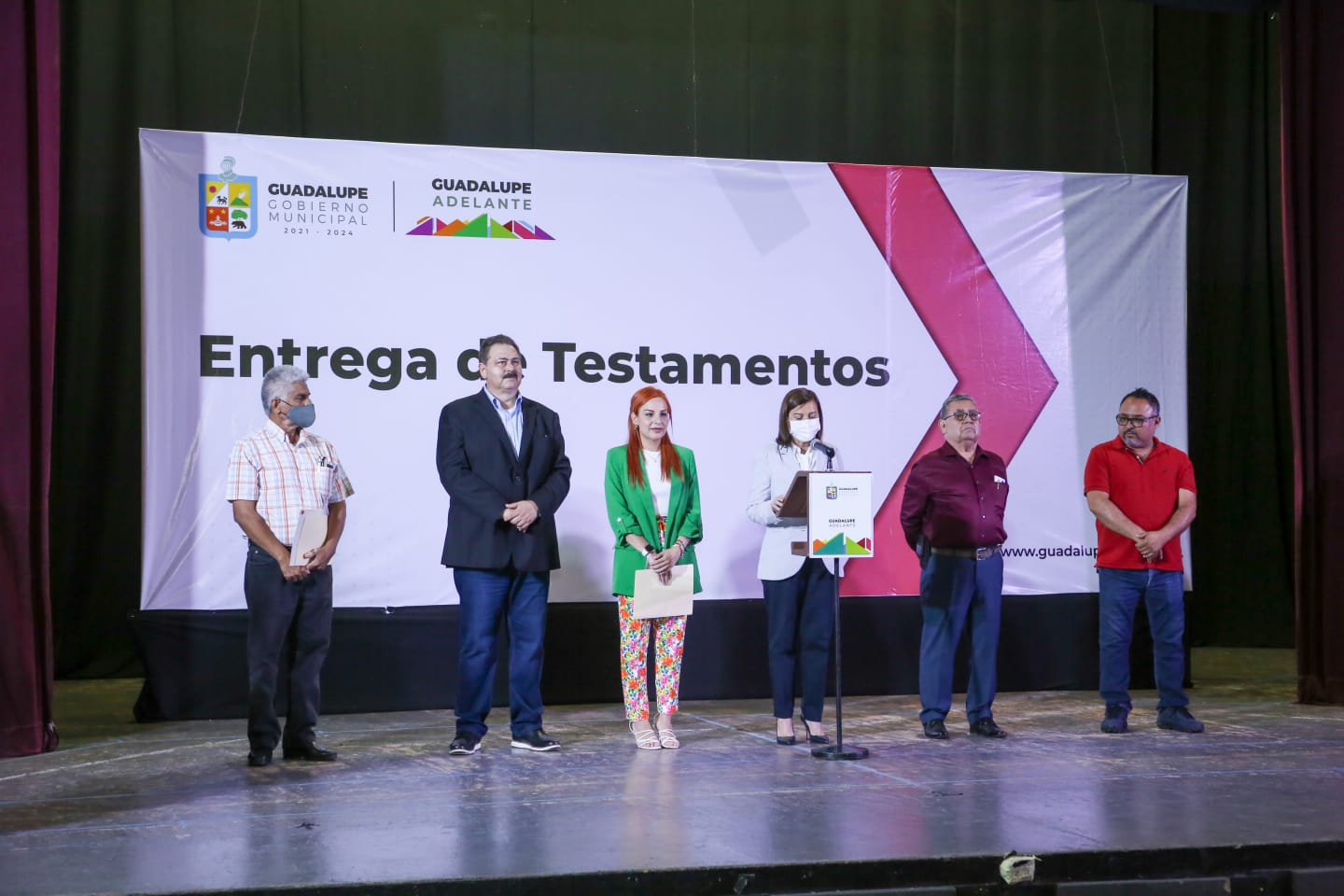 Entrega Cristina Díaz 200 testamentos gratuitos a familias de Guadalupe