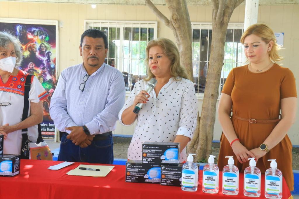 Continúa Gobierno de Gattás llevando kits de higiene a escuelas