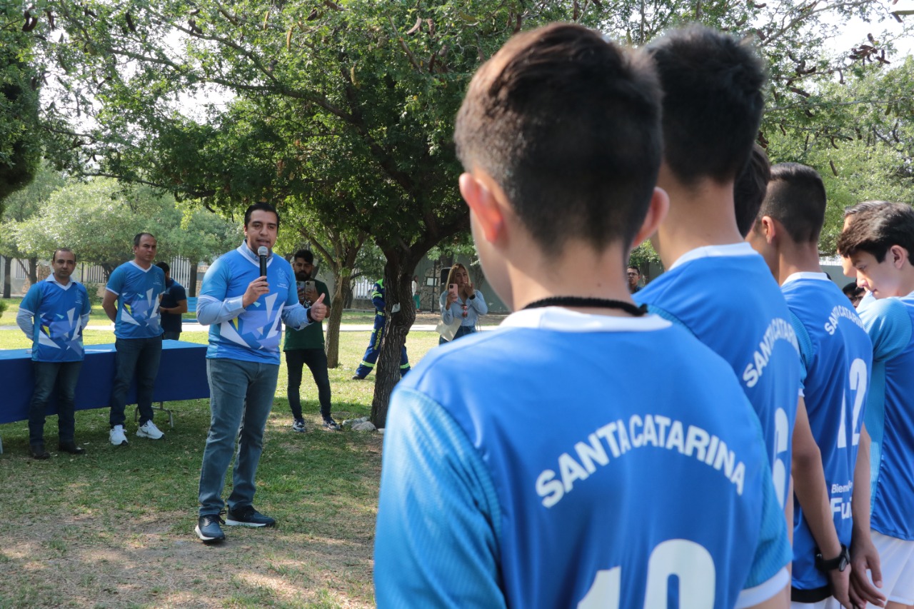 Apoya Santa Catarina al deporte con entrega de uniformes