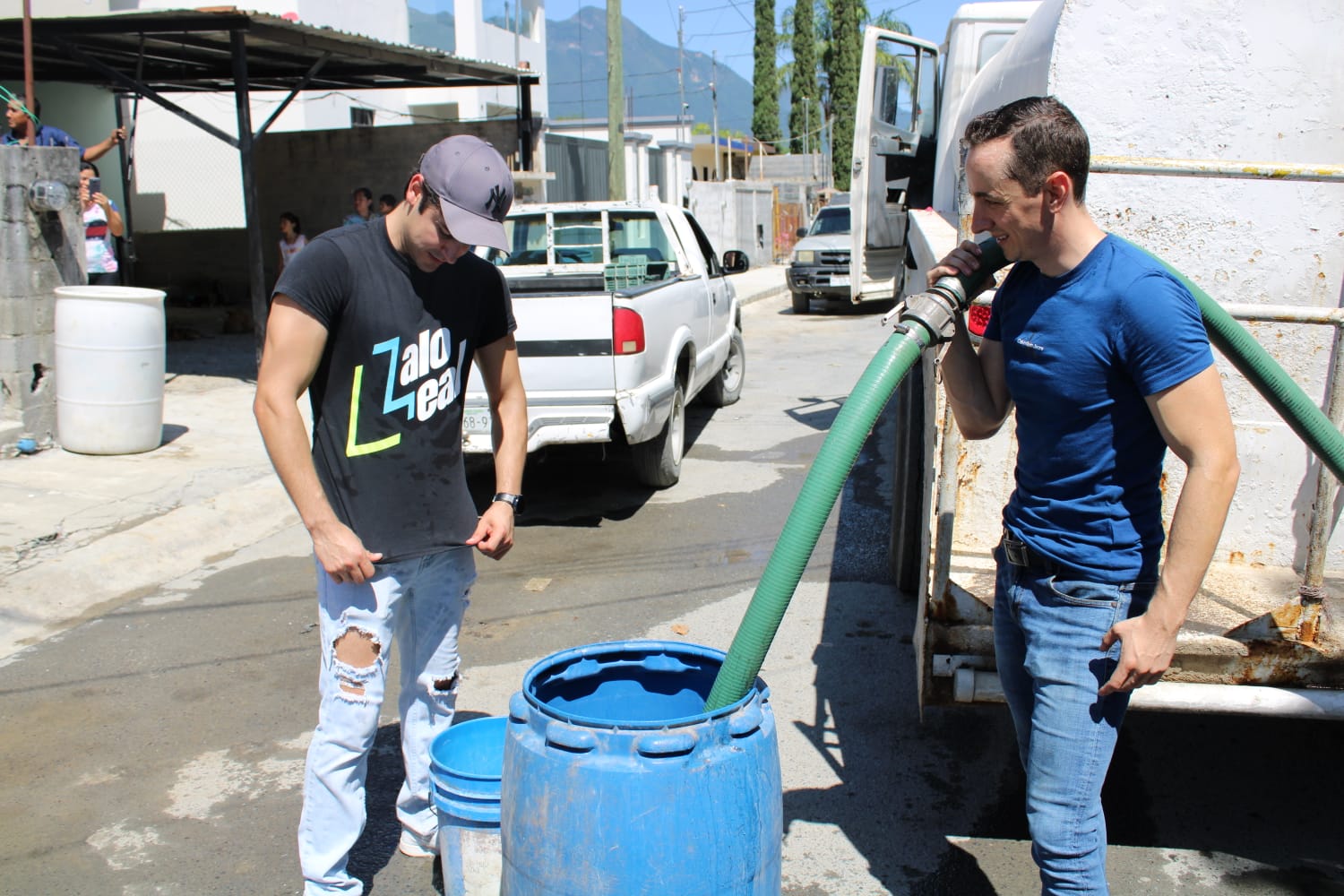 Distribuye Eduardo Leal agua con pipa en Allende