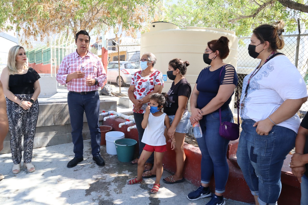 Donan servidores públicos de Santa Catarina tanques para abastecimiento de agua en escuelas