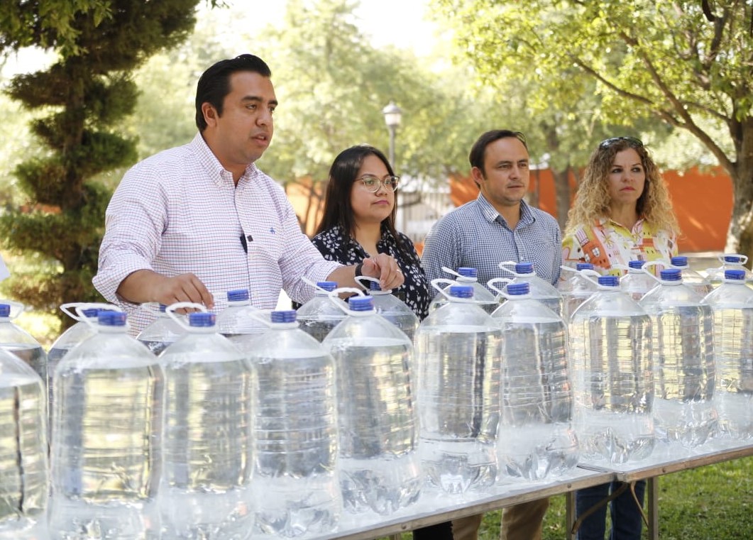 Inicia Nava entrega de agua de garrafón a grupos vulnerables