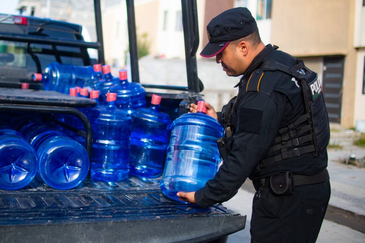 Continúa Gobierno de Nuevo León con entrega de agua para todas las personas.