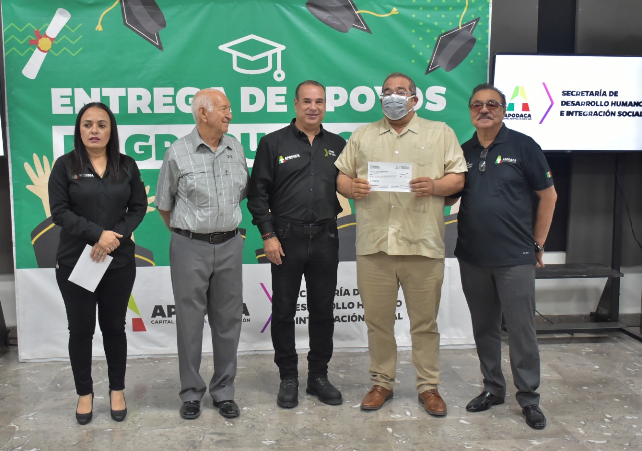 Entrega Apodaca apoyos para graduaciones de planteles educativos