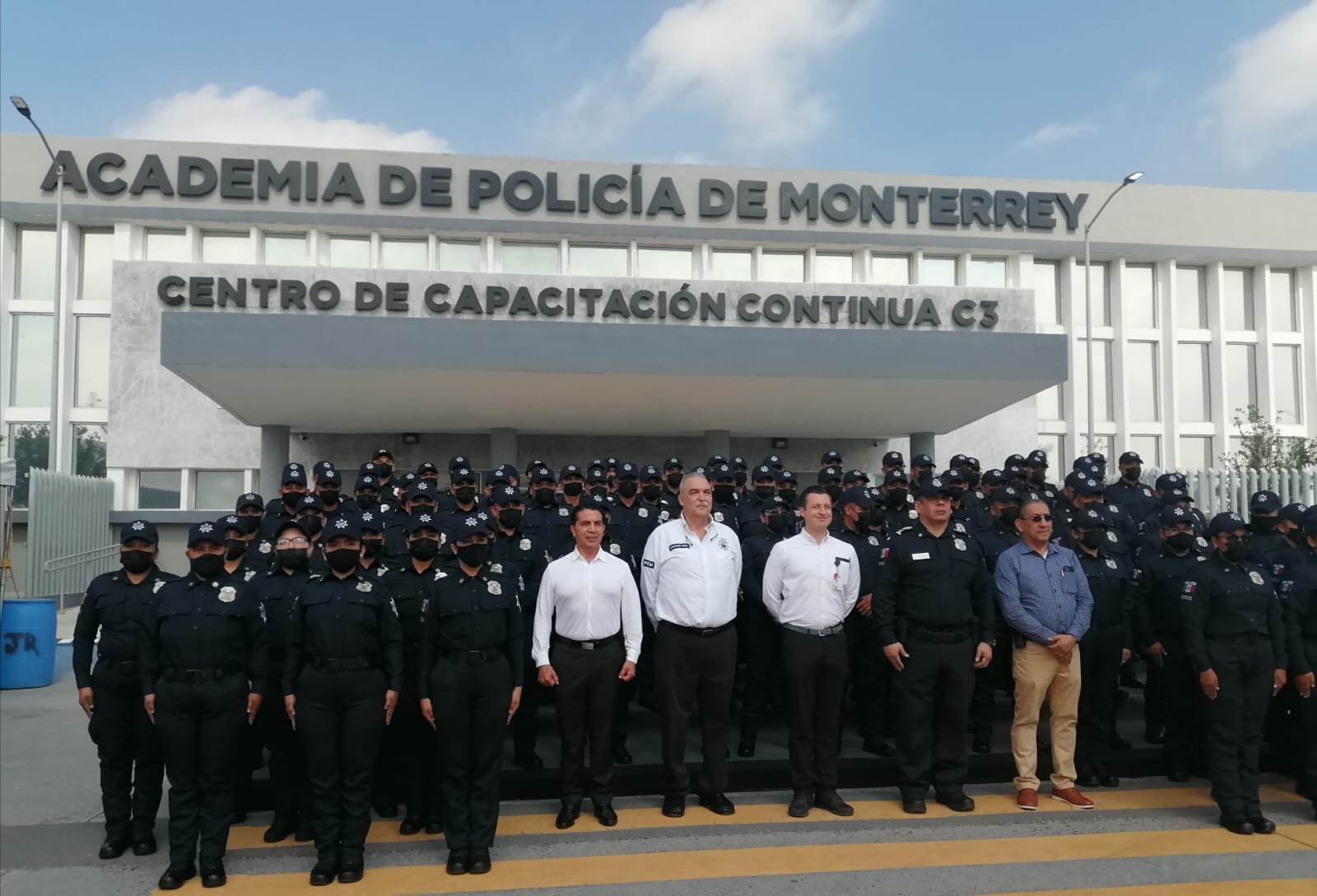 Se gradúan 94 elementos de la Academia de Policía de Monterrey