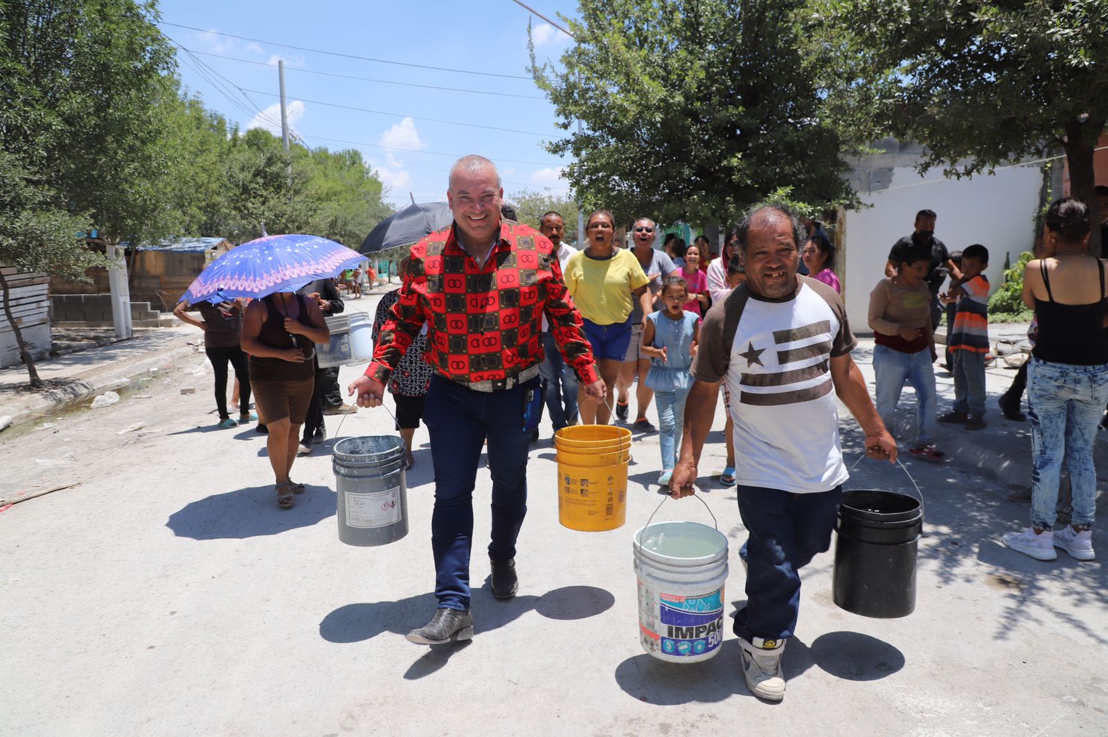 Alcaldía de El Carmen responde a sus ciudadanos con tanques y agua