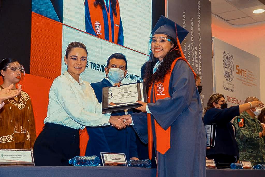 Atestiguan Lucy y Lalo Gattás graduación de nueva generación de educadoras