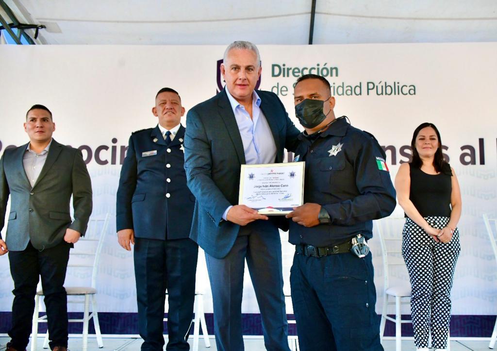 Román Cepeda entrega reconocimientos a policías municipales que obtuvieron ascensos