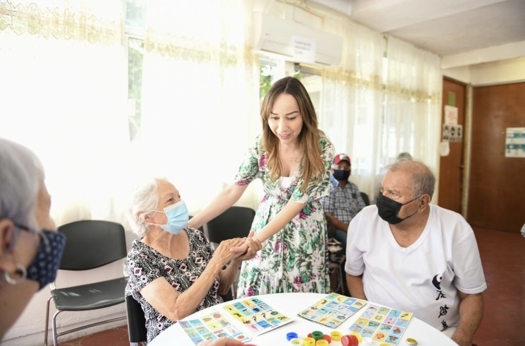 Realiza Marilú García de Colosio actividades con adultos mayores en Casa Club Lomas Modelo