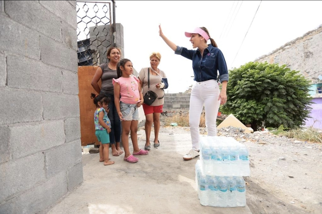 Lleva DIF de Monterrey agua potable a colonias de difícil acceso