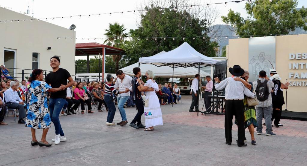 Ofrece DIF Santa Catarina noche bohemia a adultos mayores