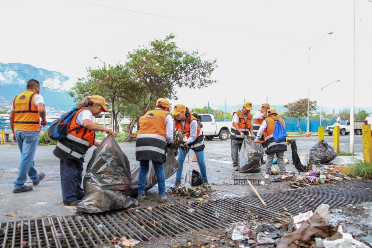 Retiran más de 100 toneladas de azolve y basura en Santa Catarina
