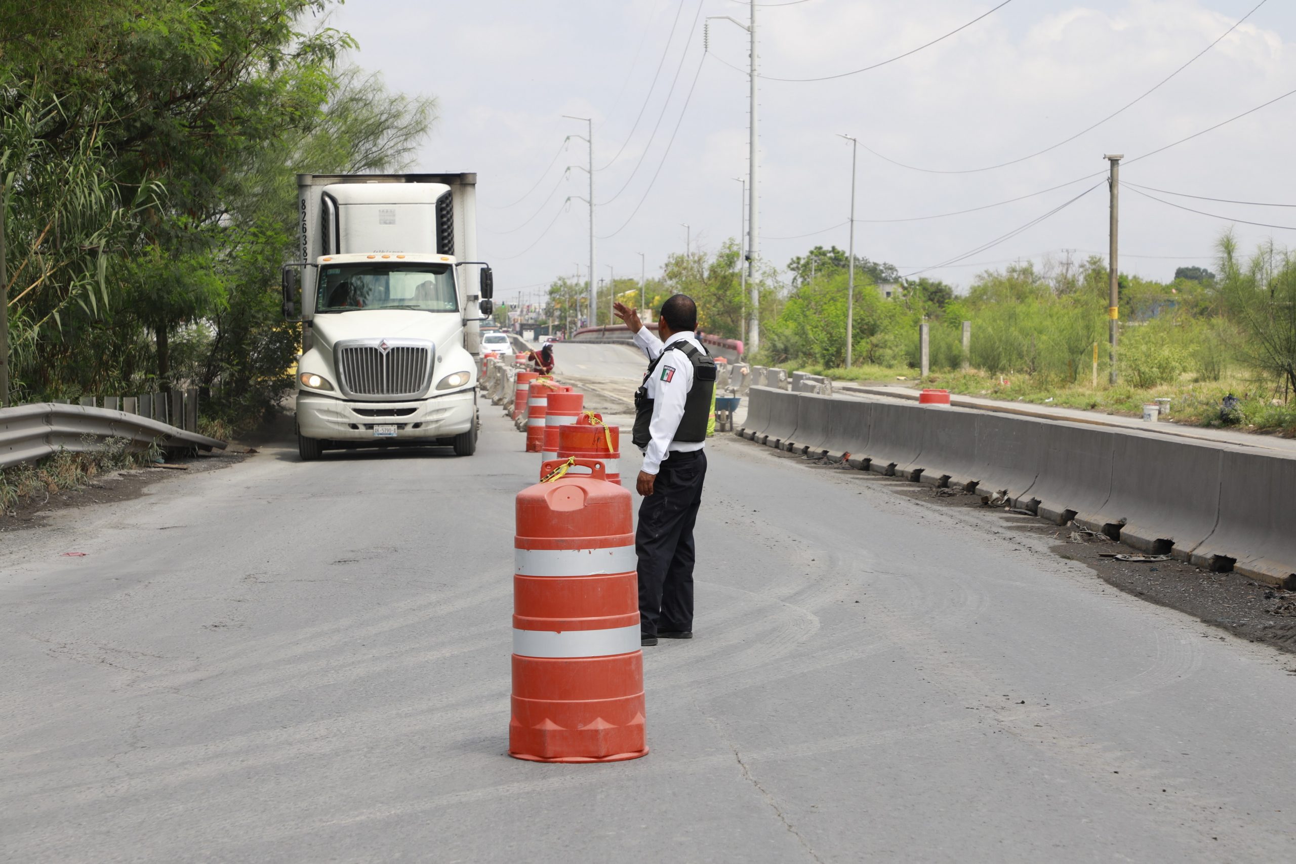 Contraflujo en puente de carretera a Colombia