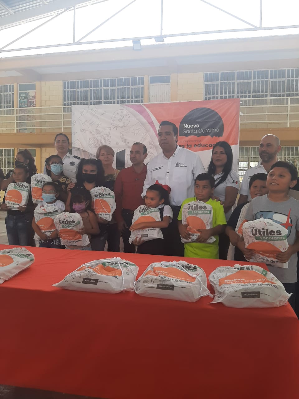 Brindan Útiles Escolares para regreso a clases en Santa Catarina