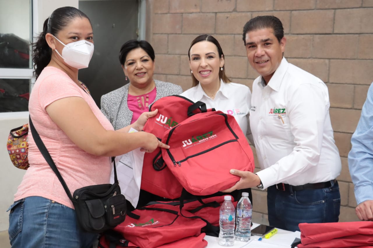 Apoya Paco Treviño a familias juarenses con útiles escolares