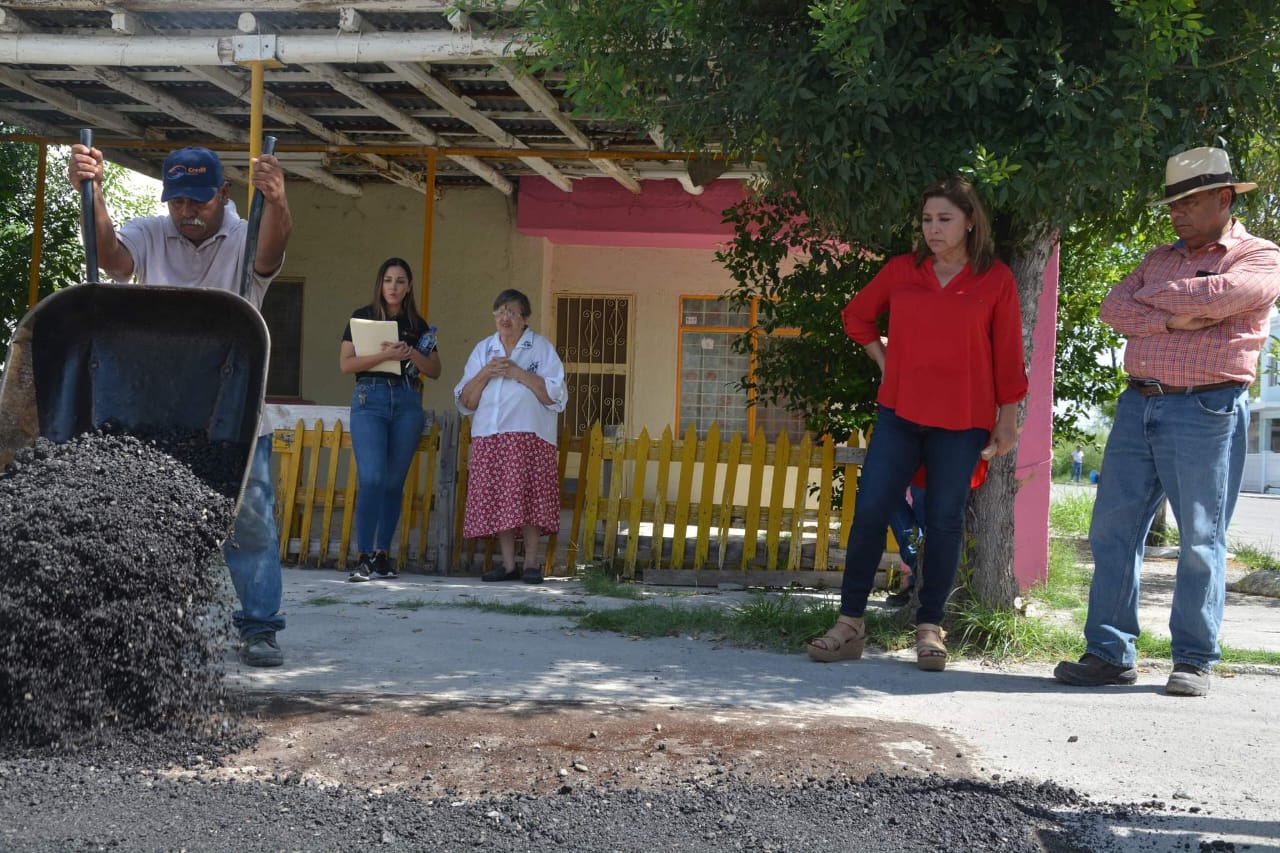 Supervisa Diana Haro aplicación de bacheo; el programa es permanente