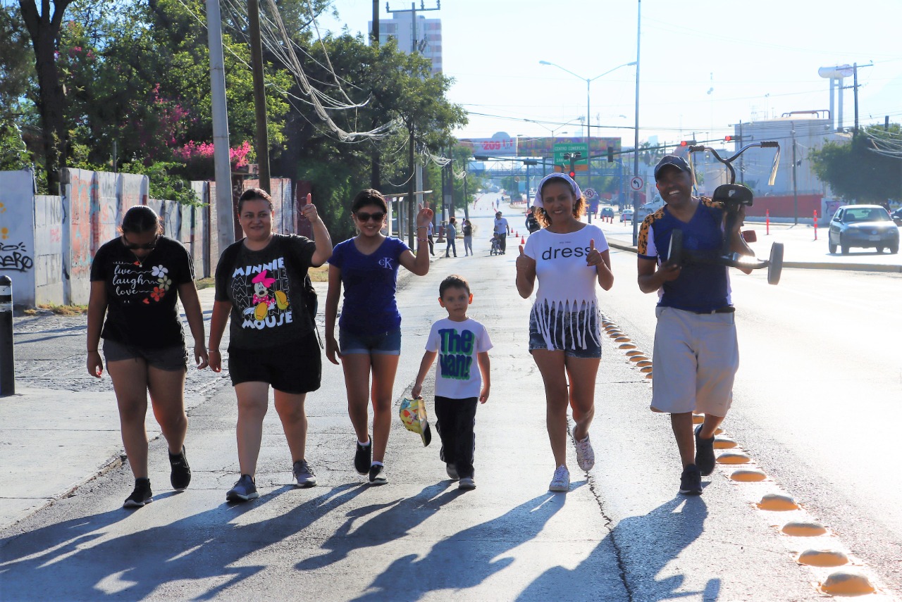 Convierte Nava avenida en paseo familiar con su rodada naranja