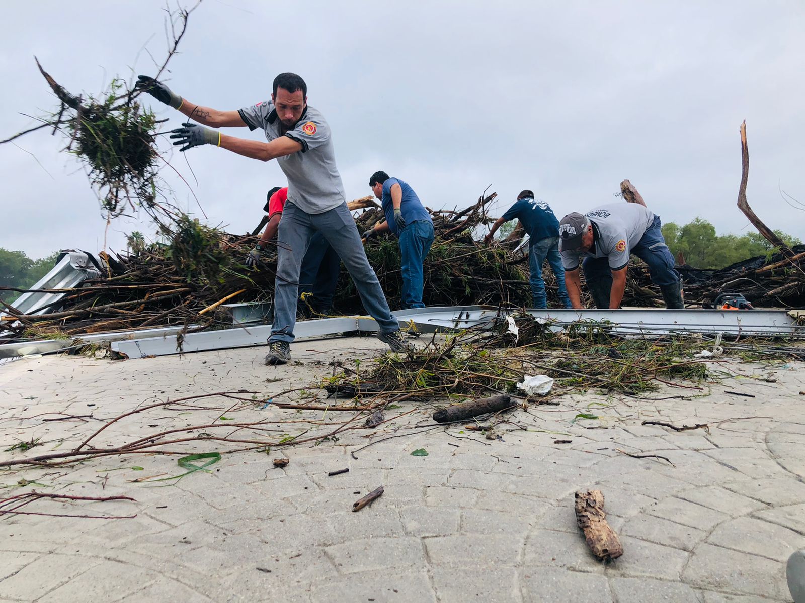 Cuadrillas Comienzan con Limpieza del Rio Sabinas