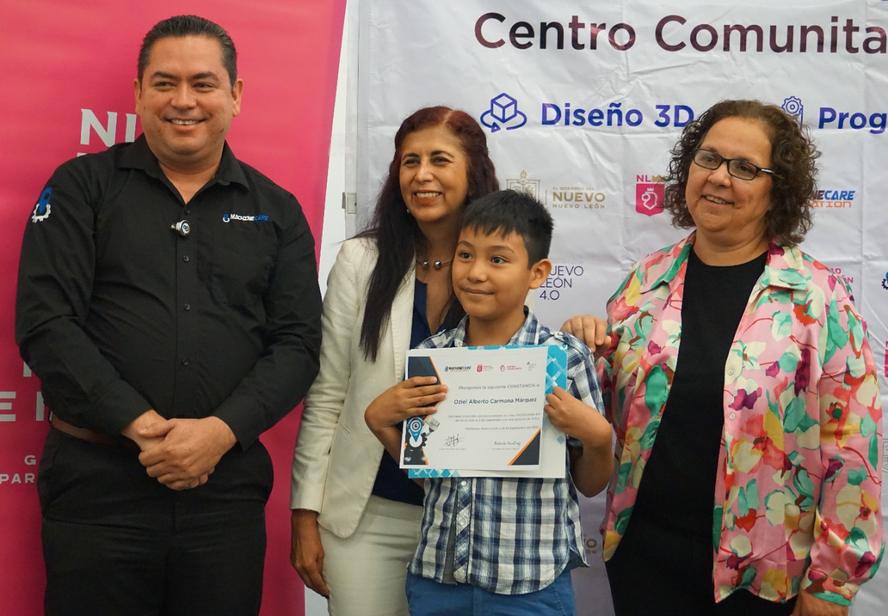 Se gradúan niñas, niños y jóvenes de Centros Comunitarios del Curso de Tecnología 4.0