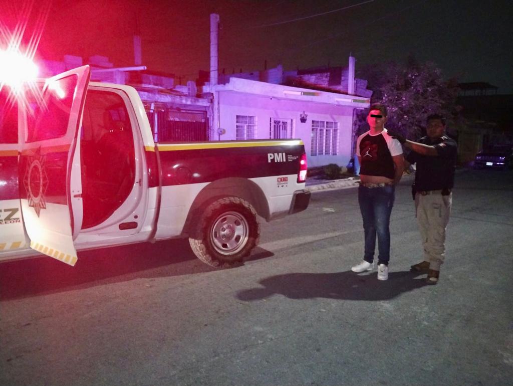 Policía Metropolitana de Juárez detiene a un sujeto por portación de arma de fuego y delitos contra la salud, en la Colonia Monte Cristal