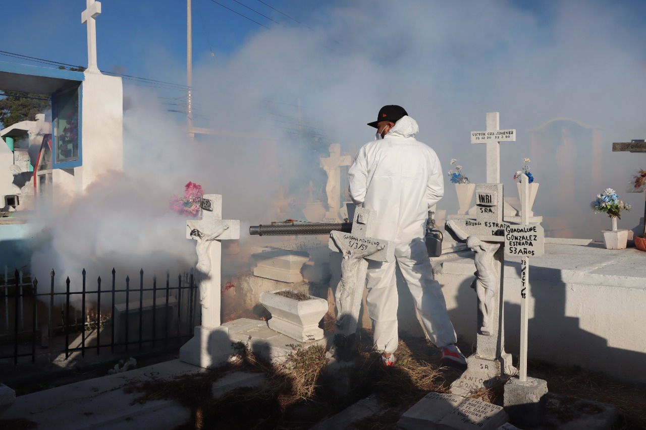 Fumigan y dan seguridad en panteones de Santa Catarina por Día de Muertos