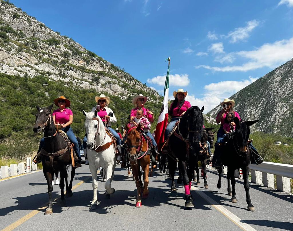Participan 400 mujeres en cabalgata rosa de Santa Catarina