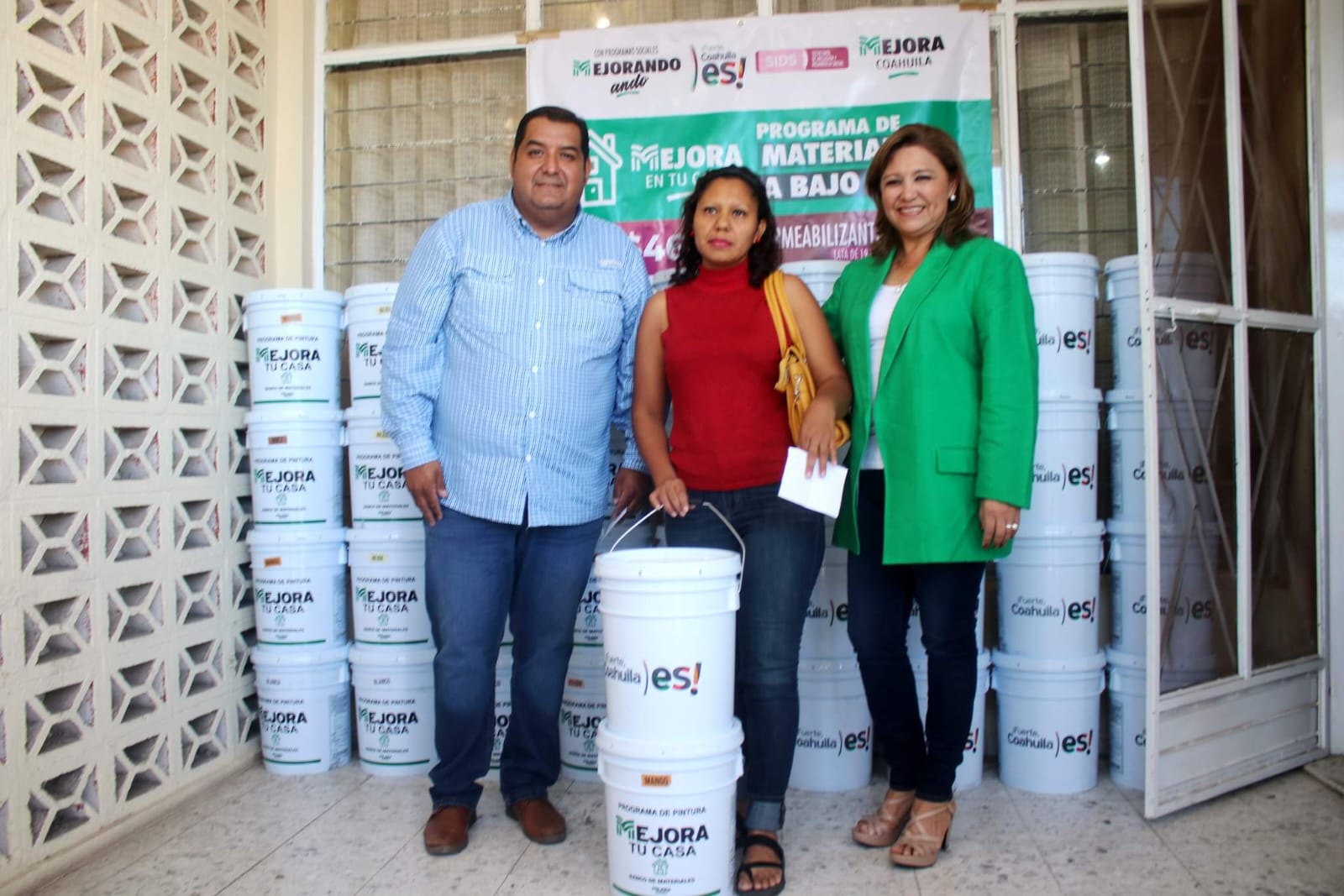 Entrega alcaldesa Diana Haro pintura e impermeabilizante en Sabinas