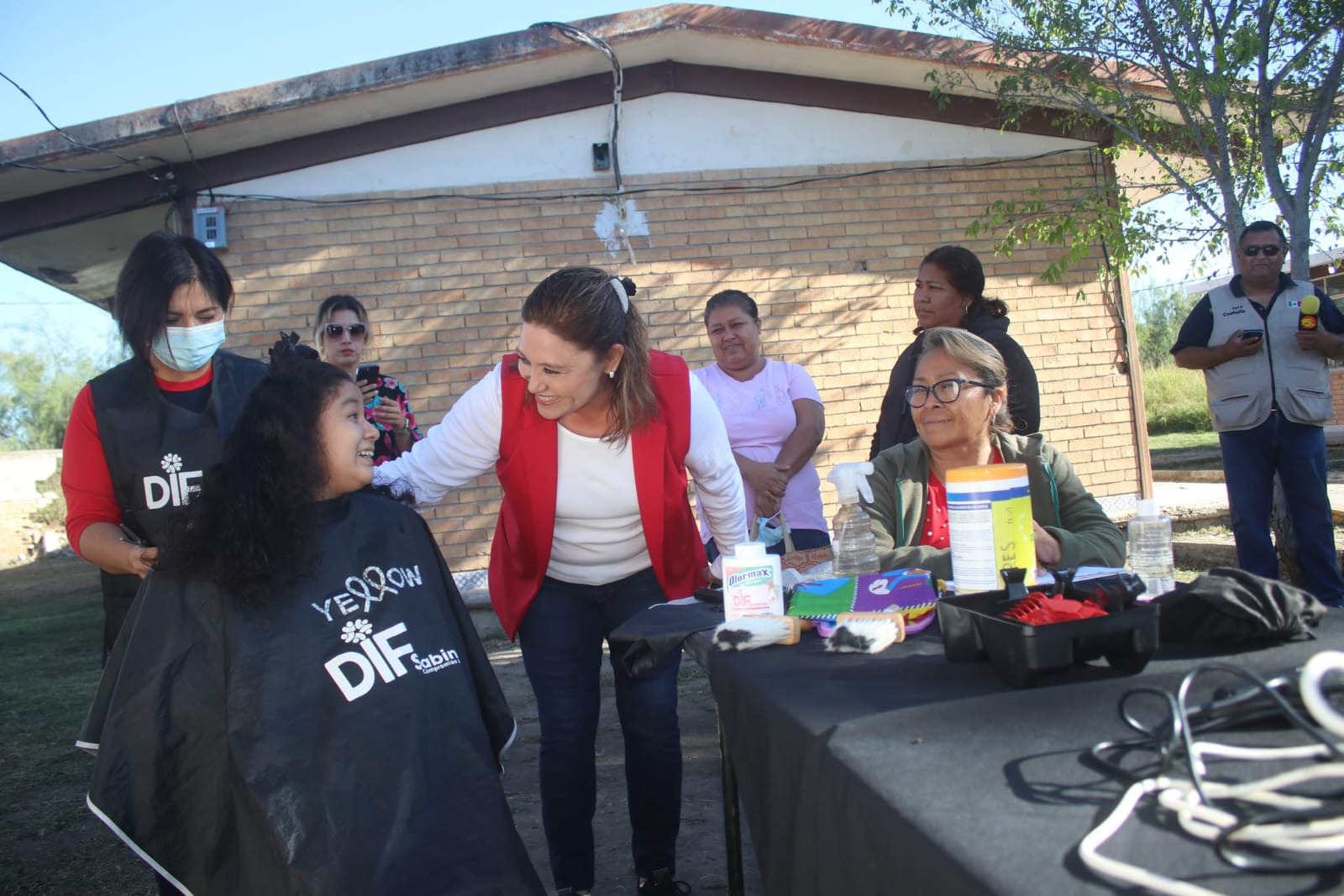 Habitantes de Agujita aprovecharon brigada del DIF y dialogaron con Diana Haro