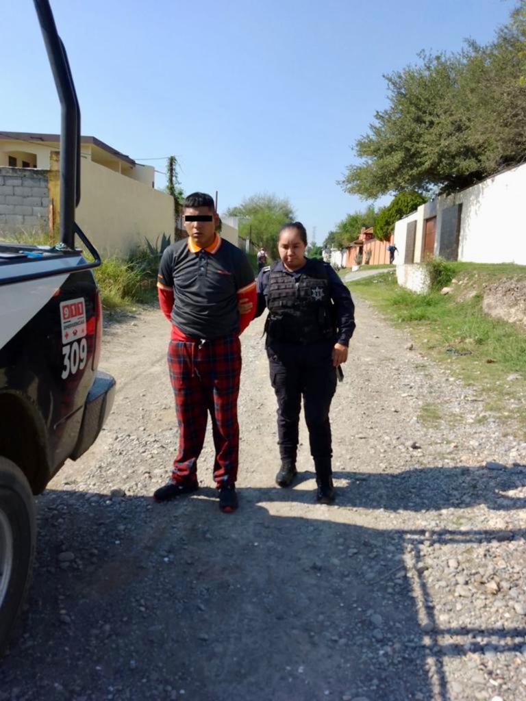 Policía de Juárez detiene a dos sujetos por el delito de portación de arma de fuego y delitos contra la salud, en la Colonia Monte Kristal