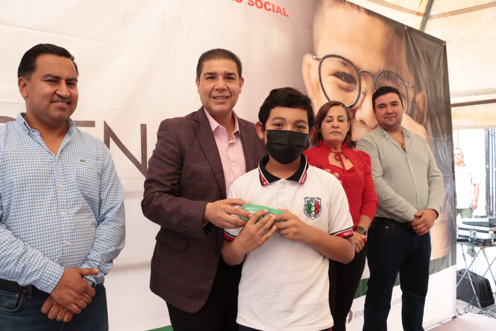 Entrega Paco Treviño mil 300 lentes a niños juarenses