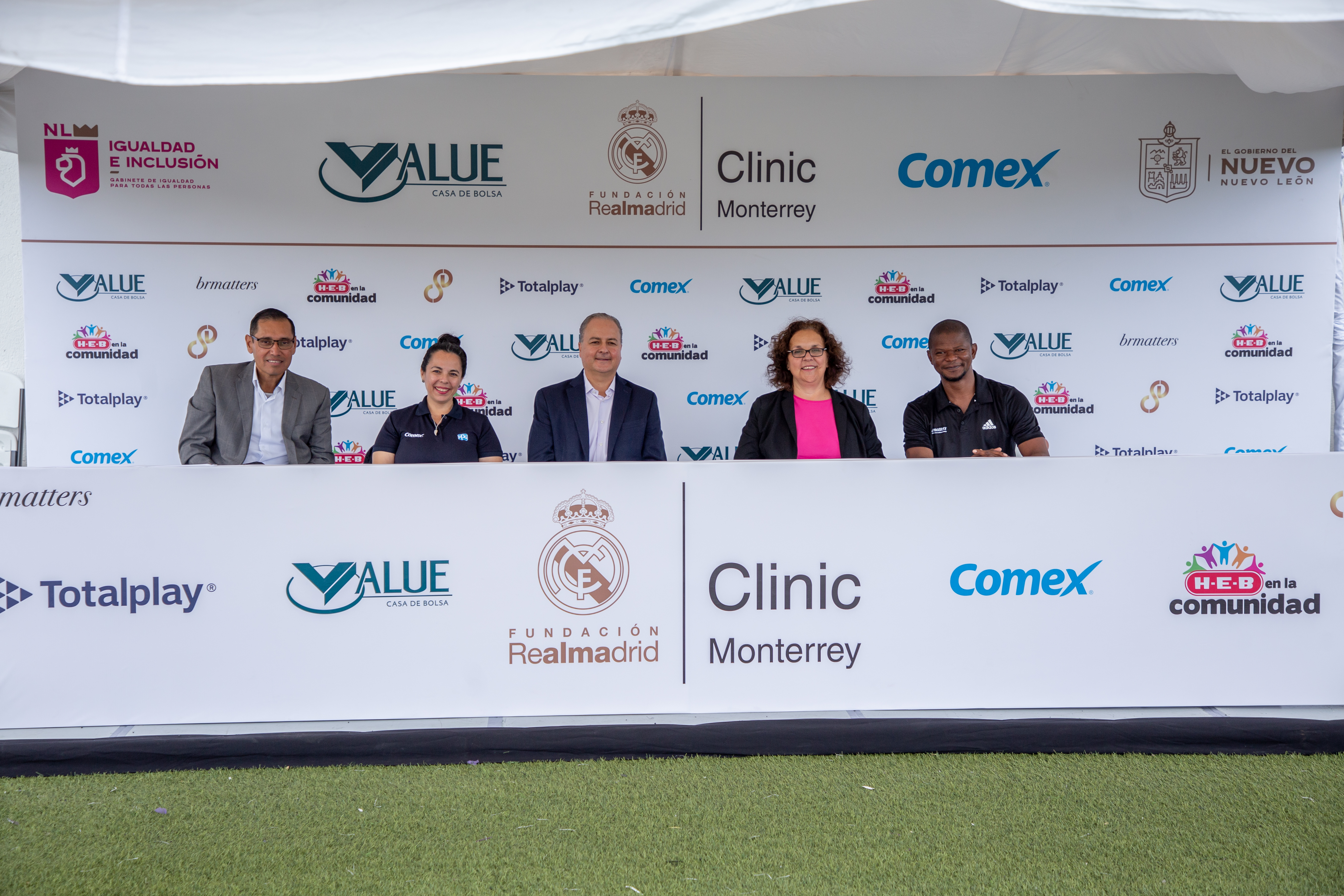 Inicia clínica de fútbol mixta del Real Madrid para los centros comunitarios