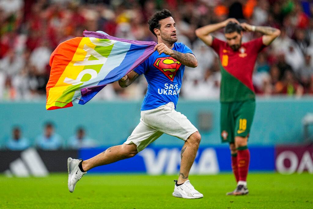 Aficionado invade la cancha durante el juego Portugal-Uruguay con la bandera LGBTIQ+ en Qatar