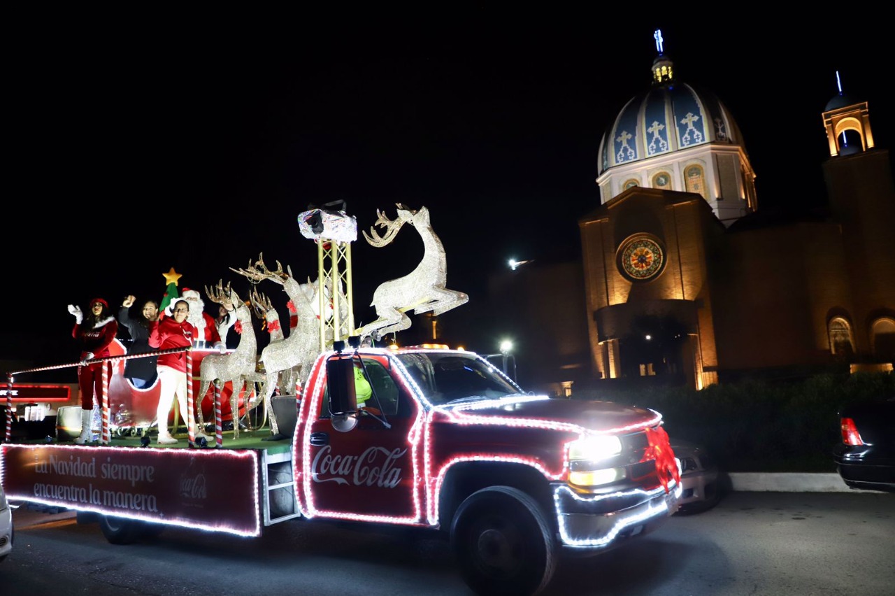Llega la magia de la navidad a #AllendeNL con el tradicional desfile Coca-Cola