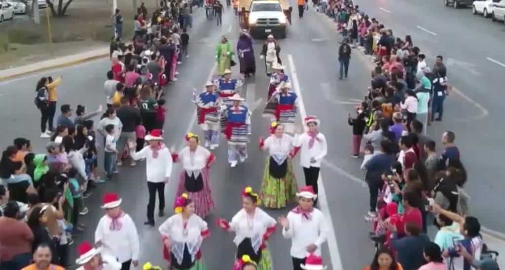 Disfrutan miles desfiles navideños de Santa Catarina