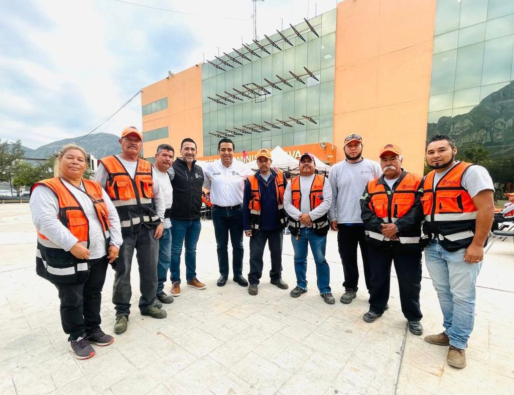 Reciben empleados de Santa Catarina aguinaldo completo