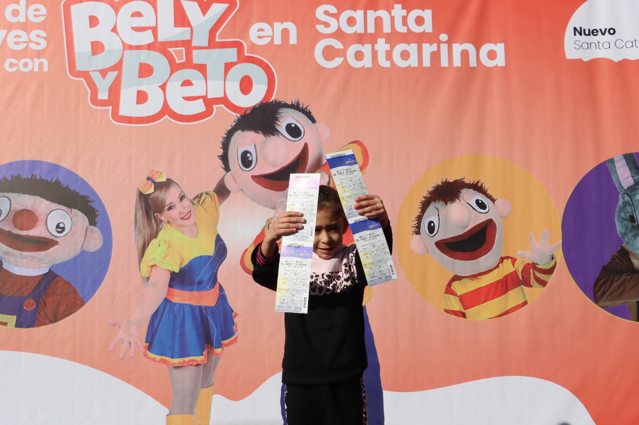 Entrega Santa Catarina boletos para show de Bely y Beto