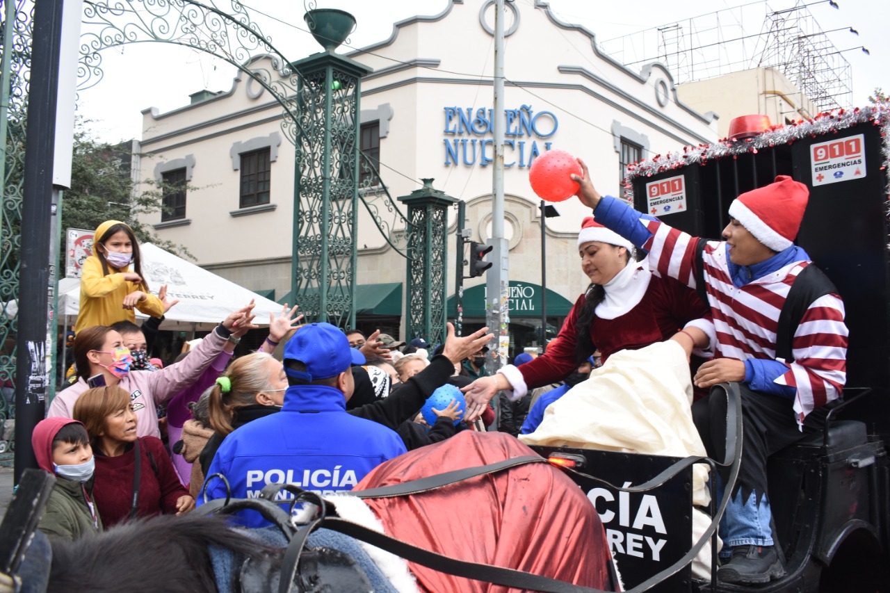 Entrega Policía de Monterrey dulces y regalos a transeúntes