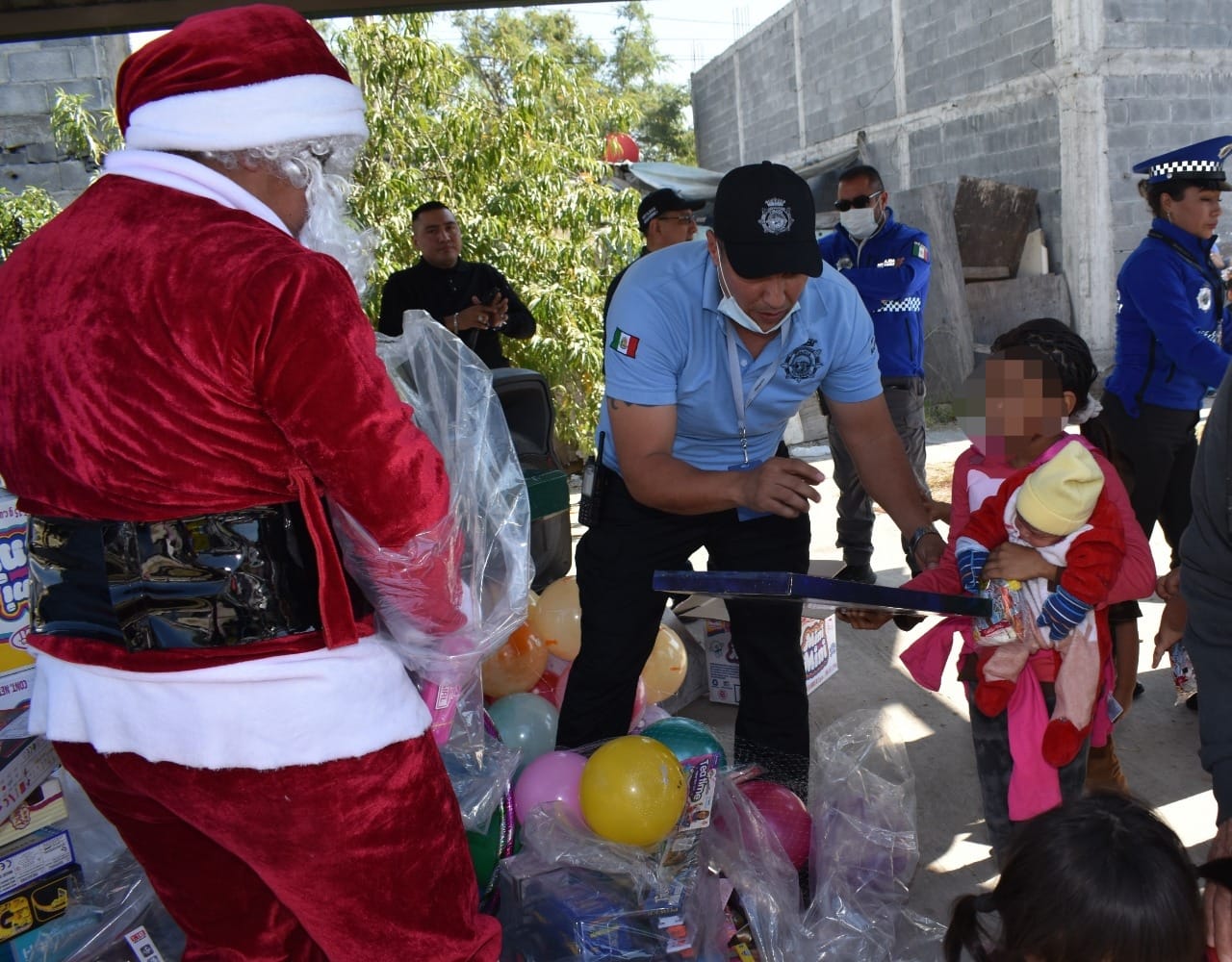 Alegran tránsitos de Monterrey Navidad a niños de La Alianza