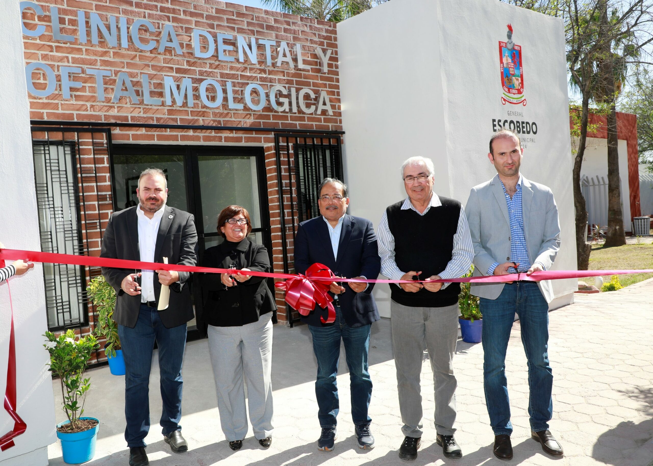 Inaugura Andrés Mijes clínica dental y oftamológica con servicios a bajo costo
