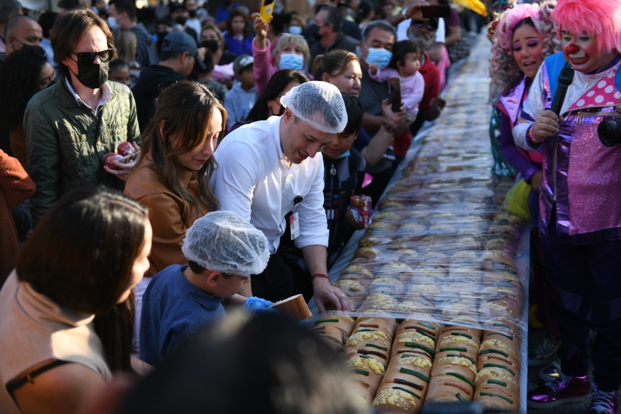 Celebran en Monterrey el Día de Reyes con Rosca Gigante