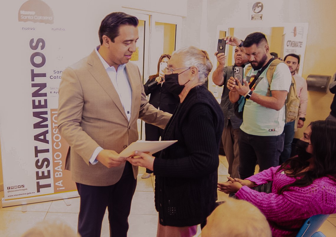 Entrega Jesús Nava testamentos a bajo costo Entrega Jesús Nava testamentos a bajo costo