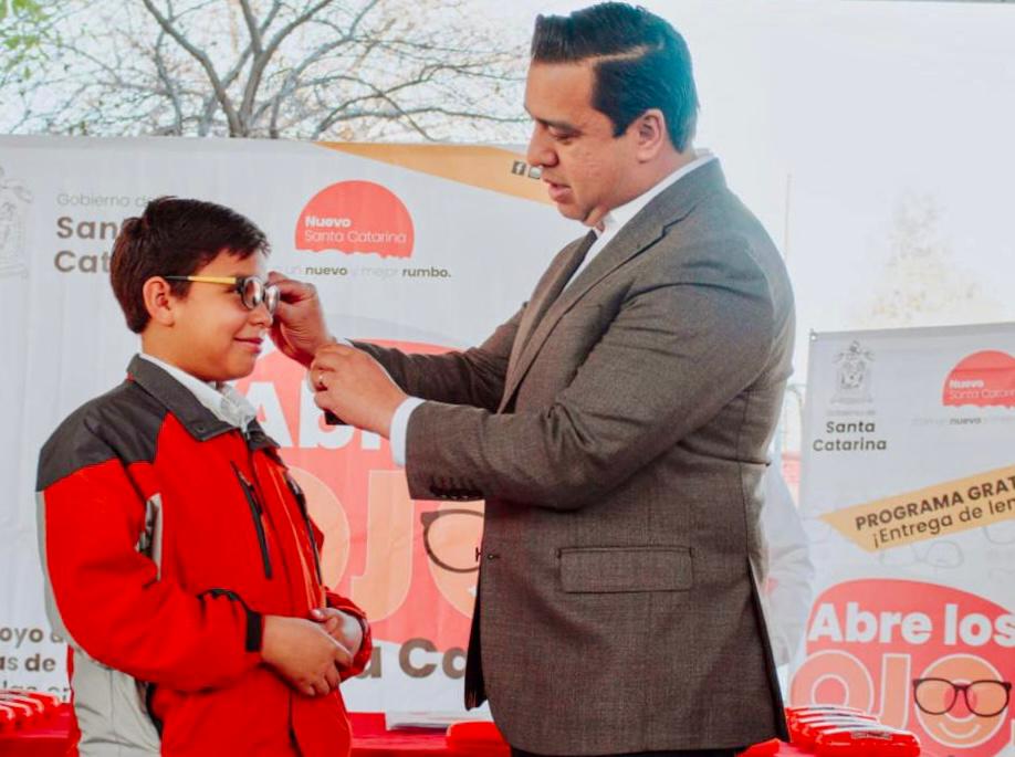 Entrega Nava lentes a niños de Santa Catarina